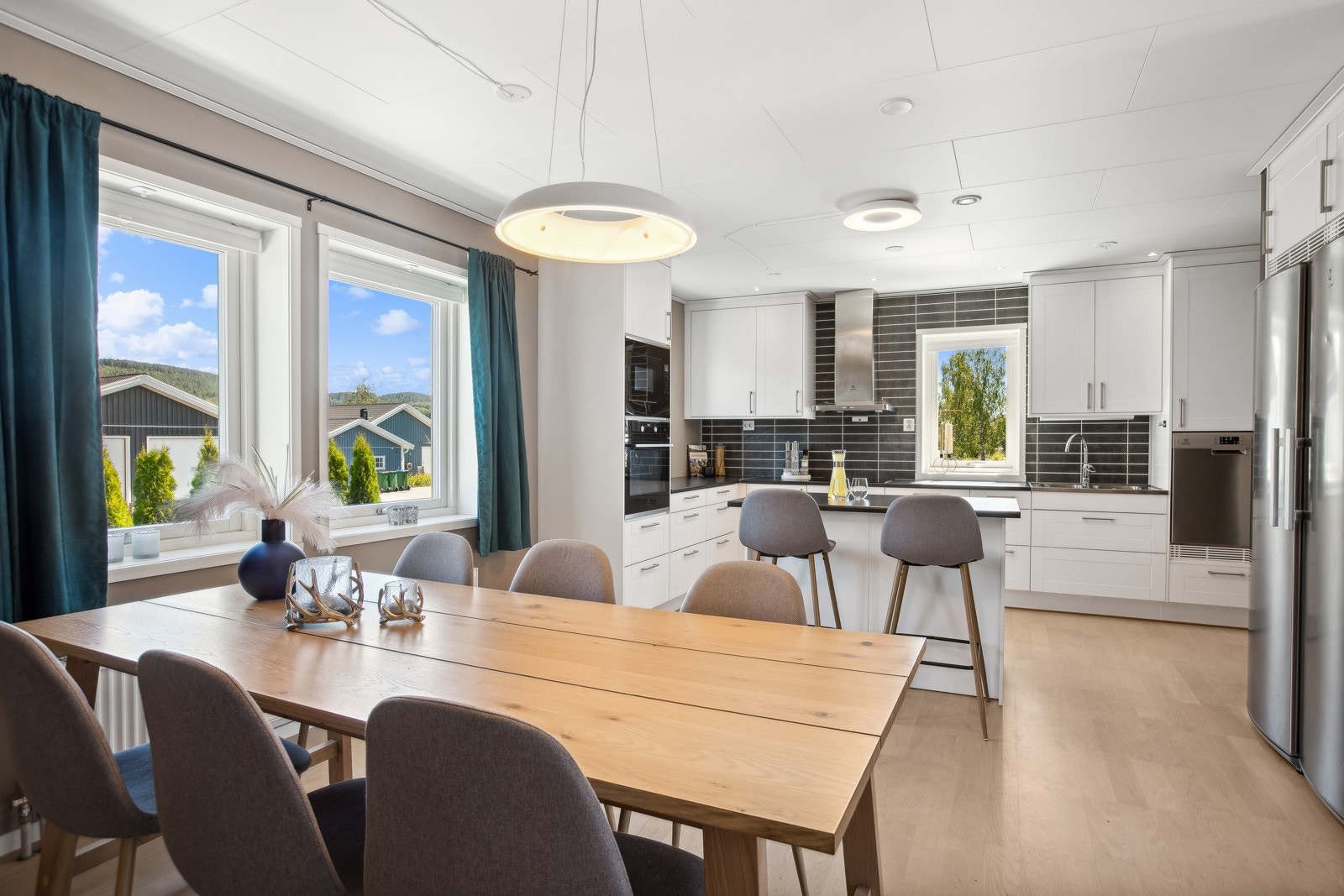 Boligen har en åpen løsning mellom stue og kjøkken, som gir en romslig atmosfære. Galleribilde