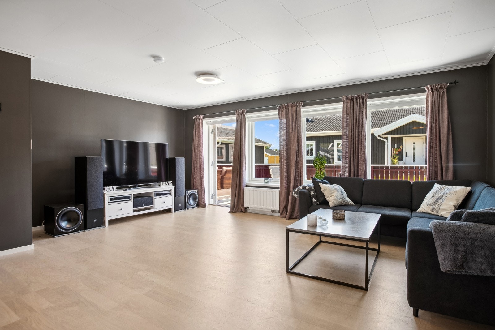 Utgang til herlig terrasse fra stuen! Galleribilde