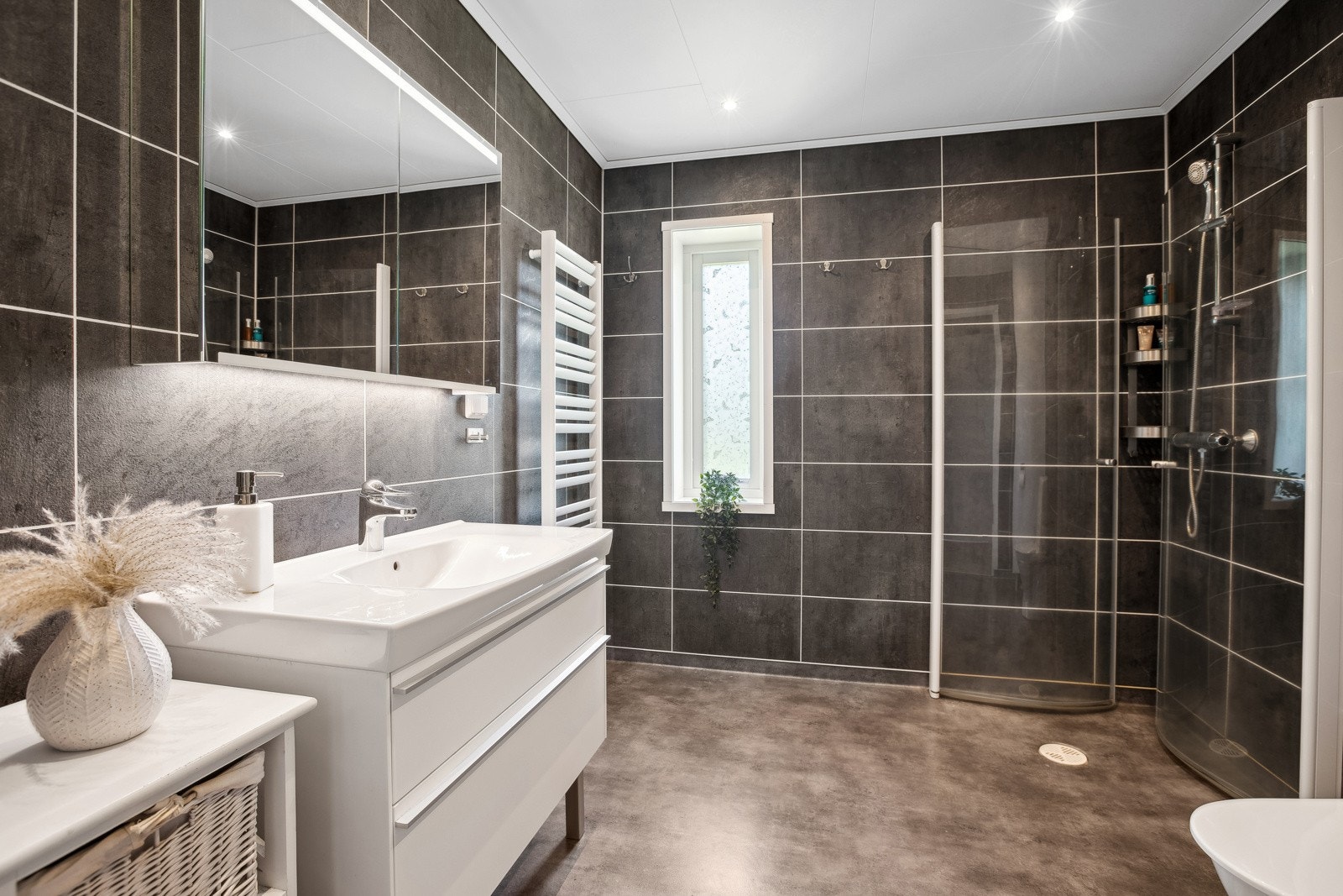 Boligen har et flott baderom med adskilt toalett. Galleribilde