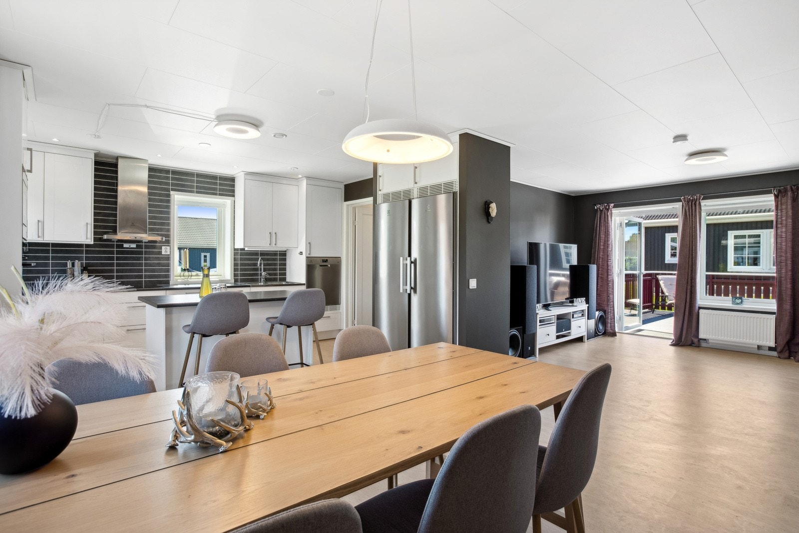 Det er god plass i stuen til både spisebord og sofagruppe. Galleribilde