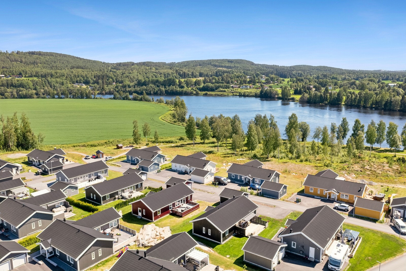 iendommen har umiddelbar nærhet til Glomma og alt det kan by på, meget gode tur- og rekreasjonsmuligheter, merkede stier og skogsareal. Galleribilde