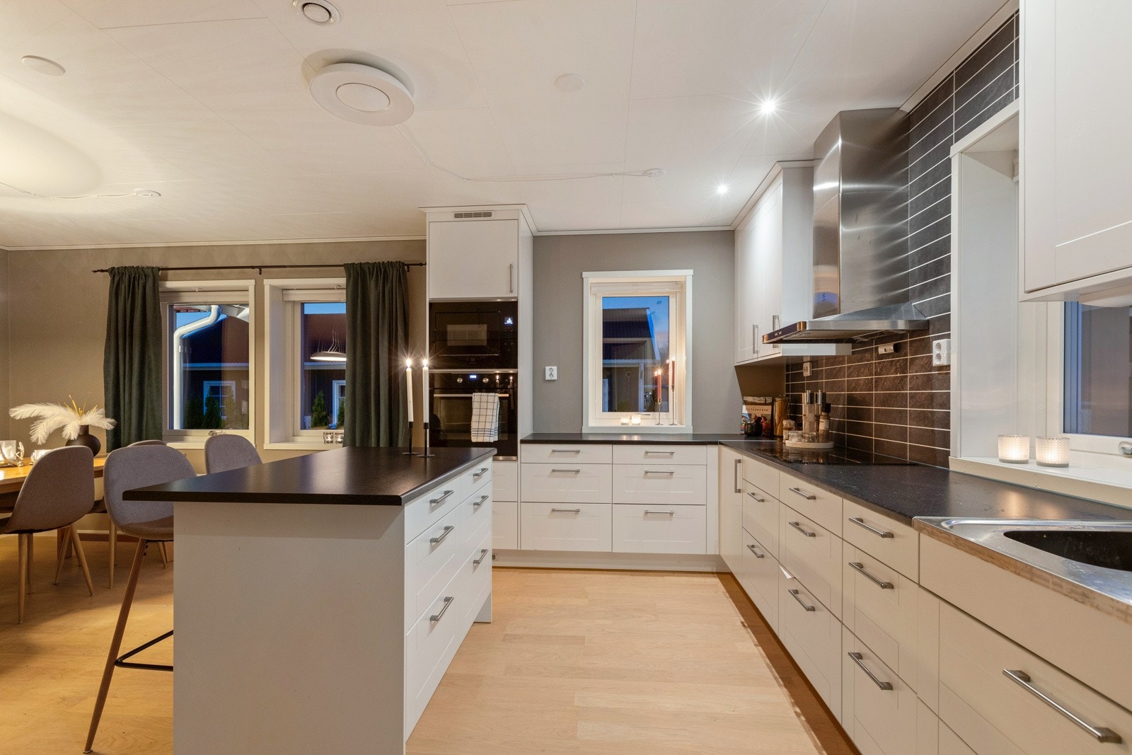 Kveldssteming på kjøkkenet. Galleribilde