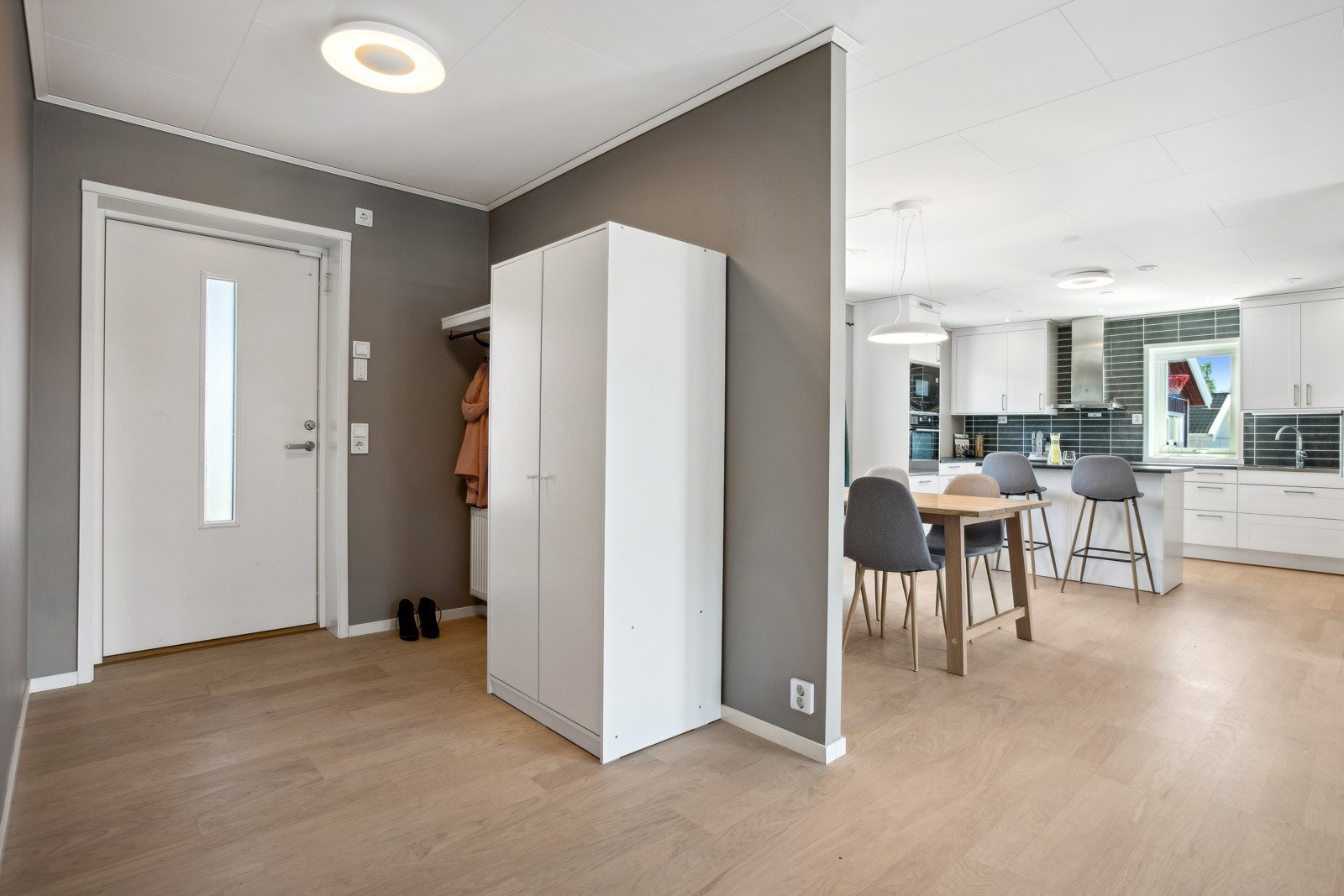 Velkommen inn! Boligen har en lys og romslig entrè, med god plass til garerobeskap. Galleribilde