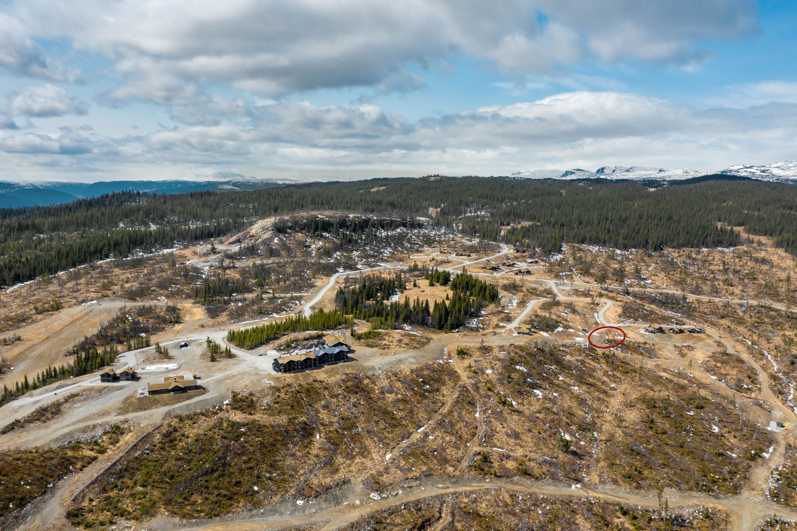 Tomten ligger i umiddelbar nærhet til skianlegget - likevel med tilbaketrukket og fredelig beliggenhet Galleribilde