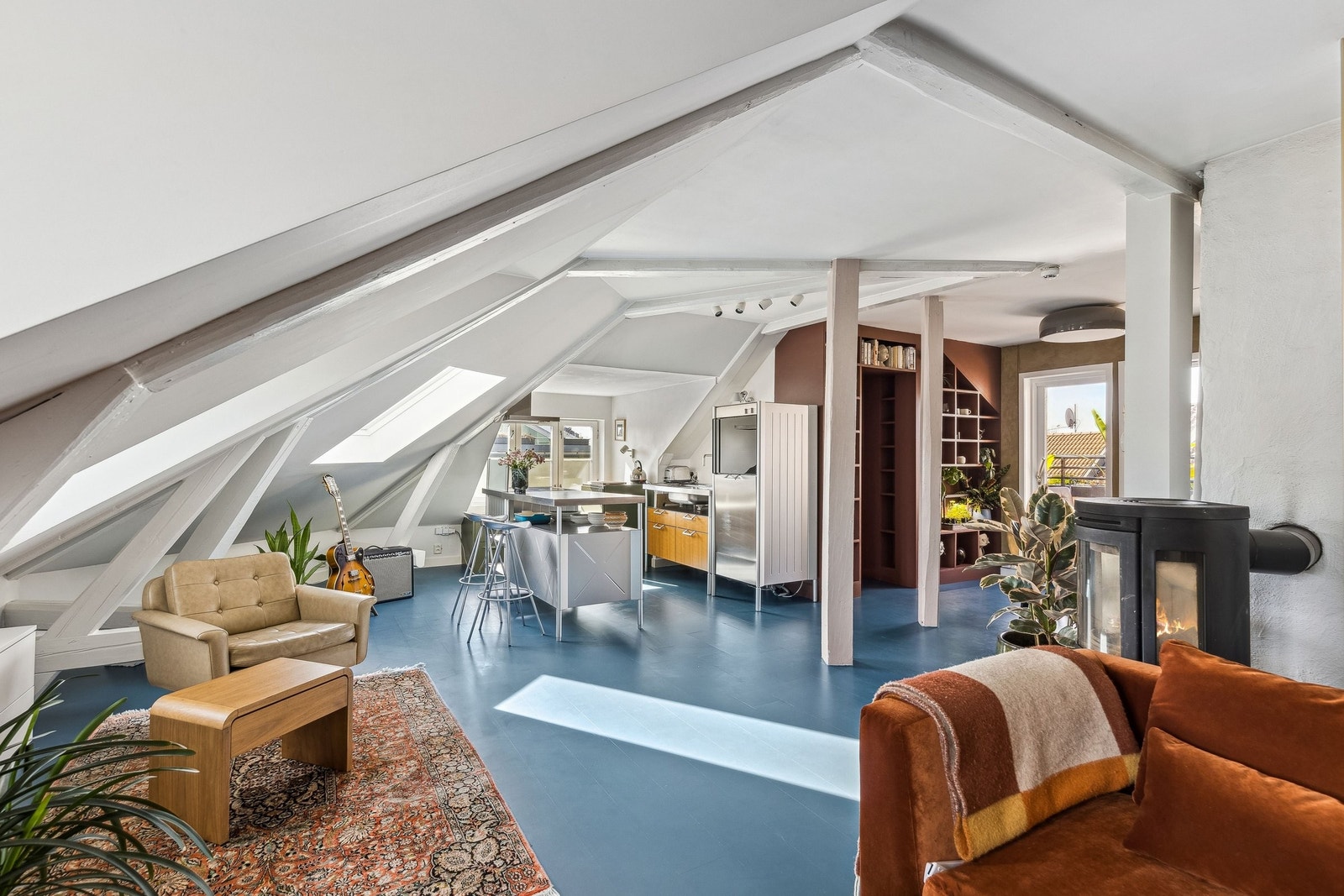 Leiligheten har åpent kjøkken mot stue, og har flere sosiale soner Galleribilde