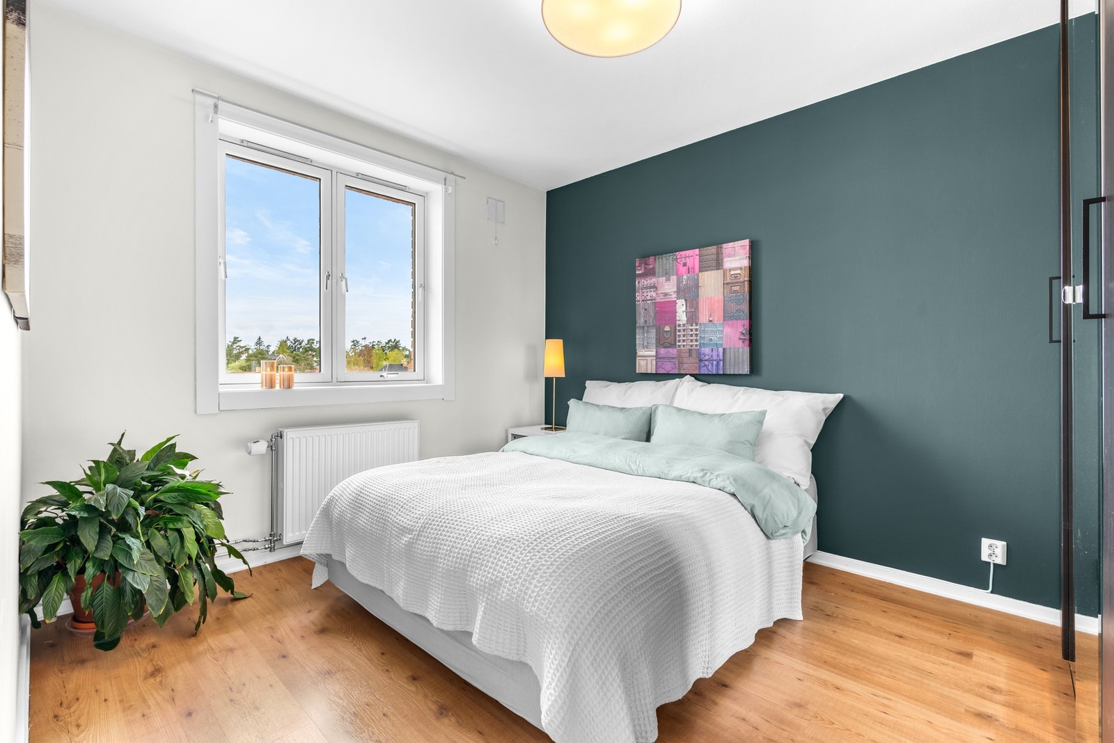Leiligheten har to gode soverom som ligger behagelig adskilt på hver sin side av boligen. Galleribilde