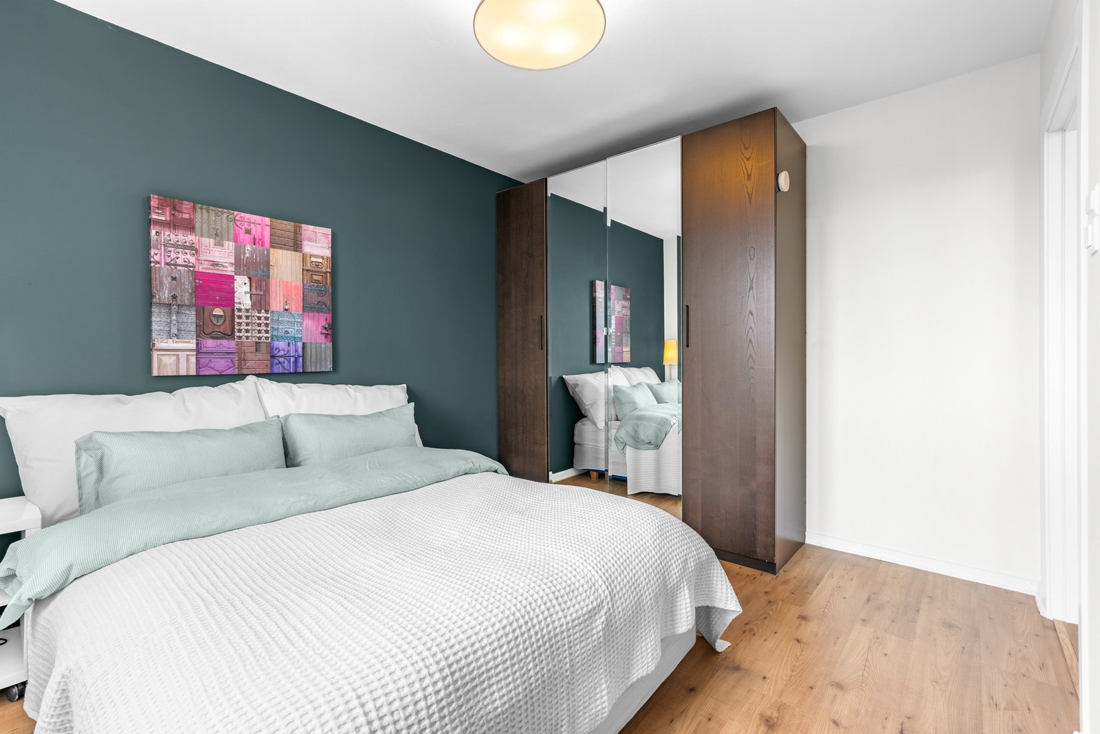 Soverommet har god plass til stor dobbeltseng med tilhørende nattbord, samt ytterligere oppbevaringsmøblement etter ønske. Galleribilde