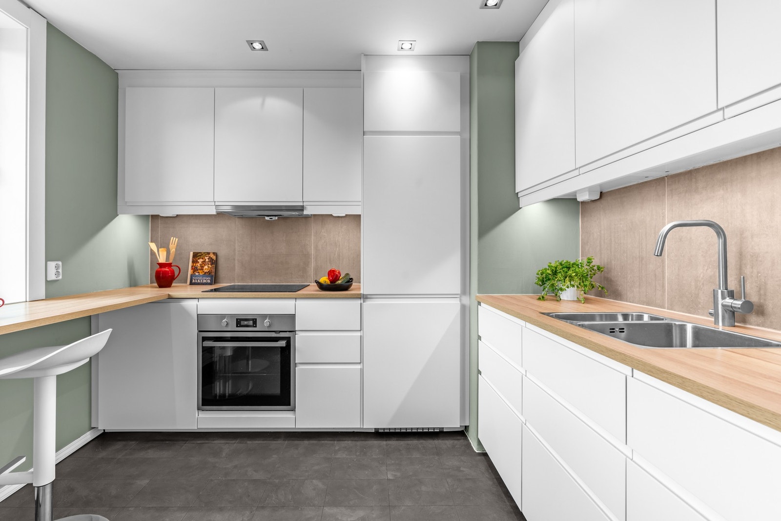 Velholdt IKEA-kjøkkeninnredning oppusset i 2018/19. Galleribilde