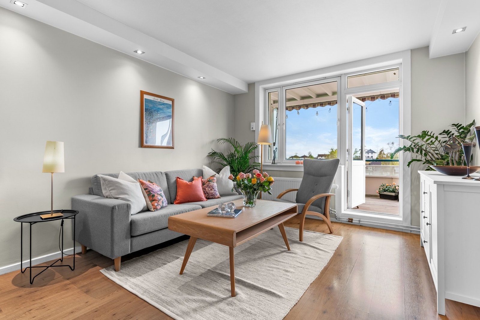 Leiligheten har en romslig stue med pent laminatgulv, malte vegger i tidsriktige farger og flott downlightsbelysning i kasse. Galleribilde