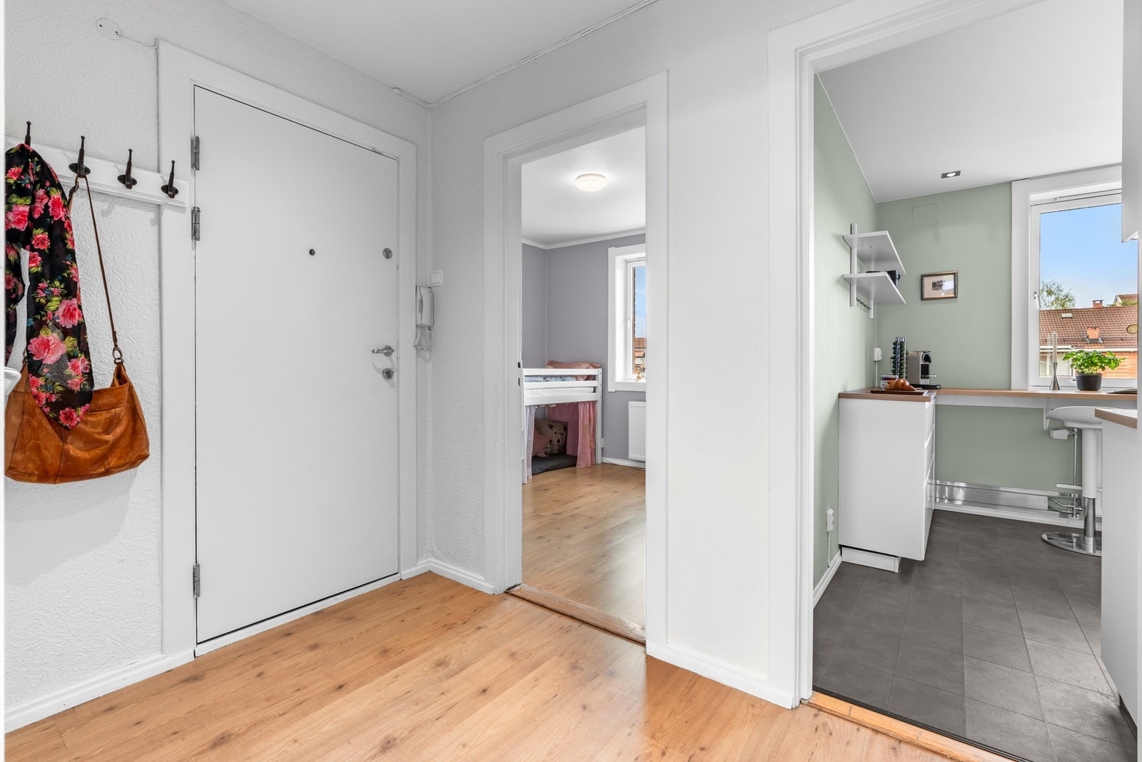 Du ønskes velkommen inn i en hyggelig entré som gir et godt førsteinntrykk av boligen. Galleribilde