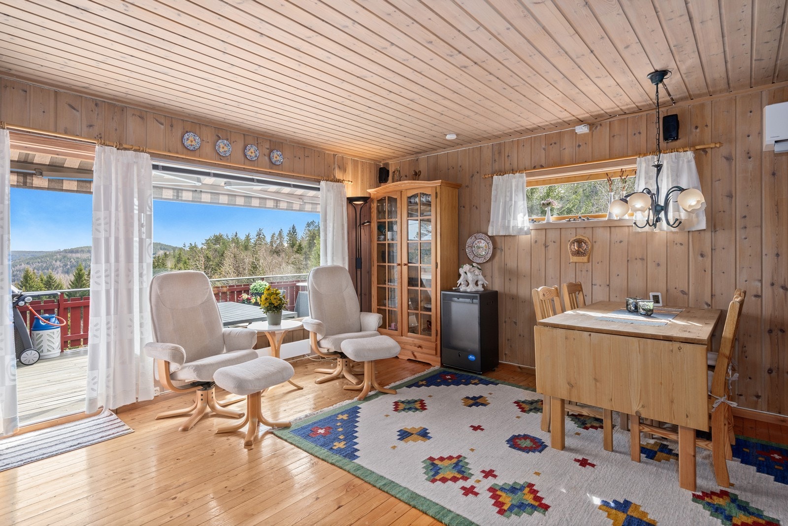 Romslig stue med fin utsikt utover Galleribilde