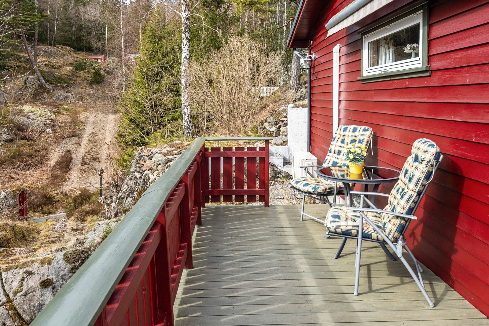 Terrassen omkranser hytten på to sider Galleribilde