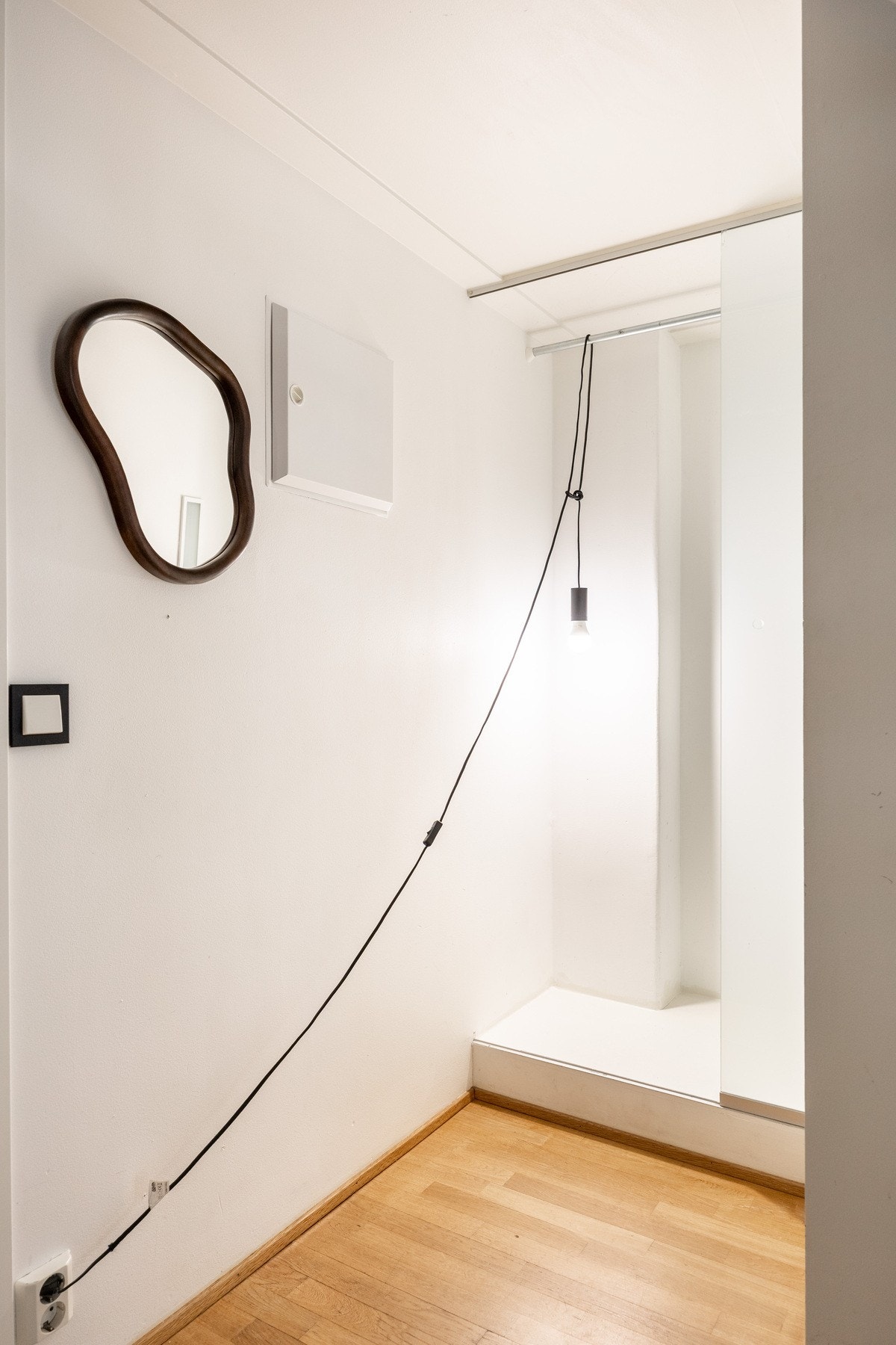 Romslig entré med innebygd garderobe, hvor man har godt med oppbevaringsplass. Galleribilde