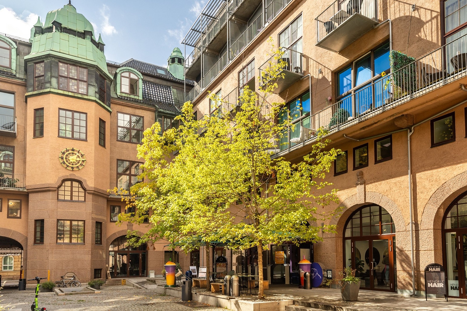 Fra leiligheten er det gangavstand til et mangfold av fasiliteter og servicetilbud. Galleribilde
