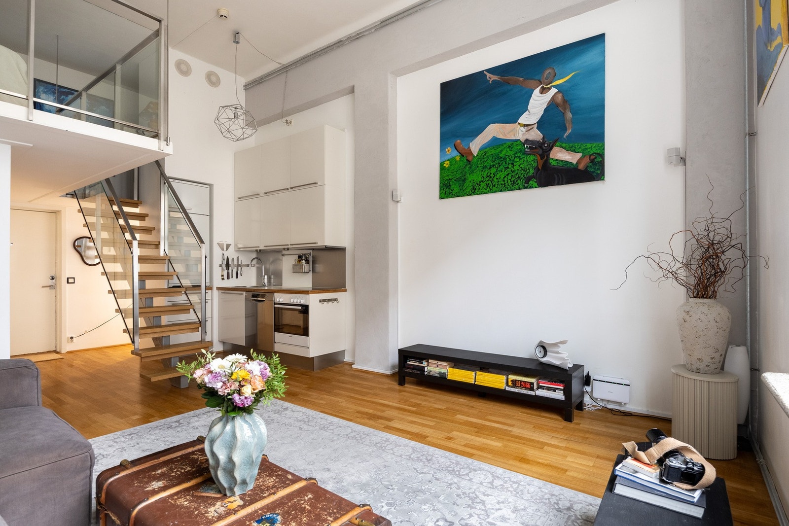 Tilkomst fra stue opp til en stor hems som kan innredes med dobbeltseng. Galleribilde
