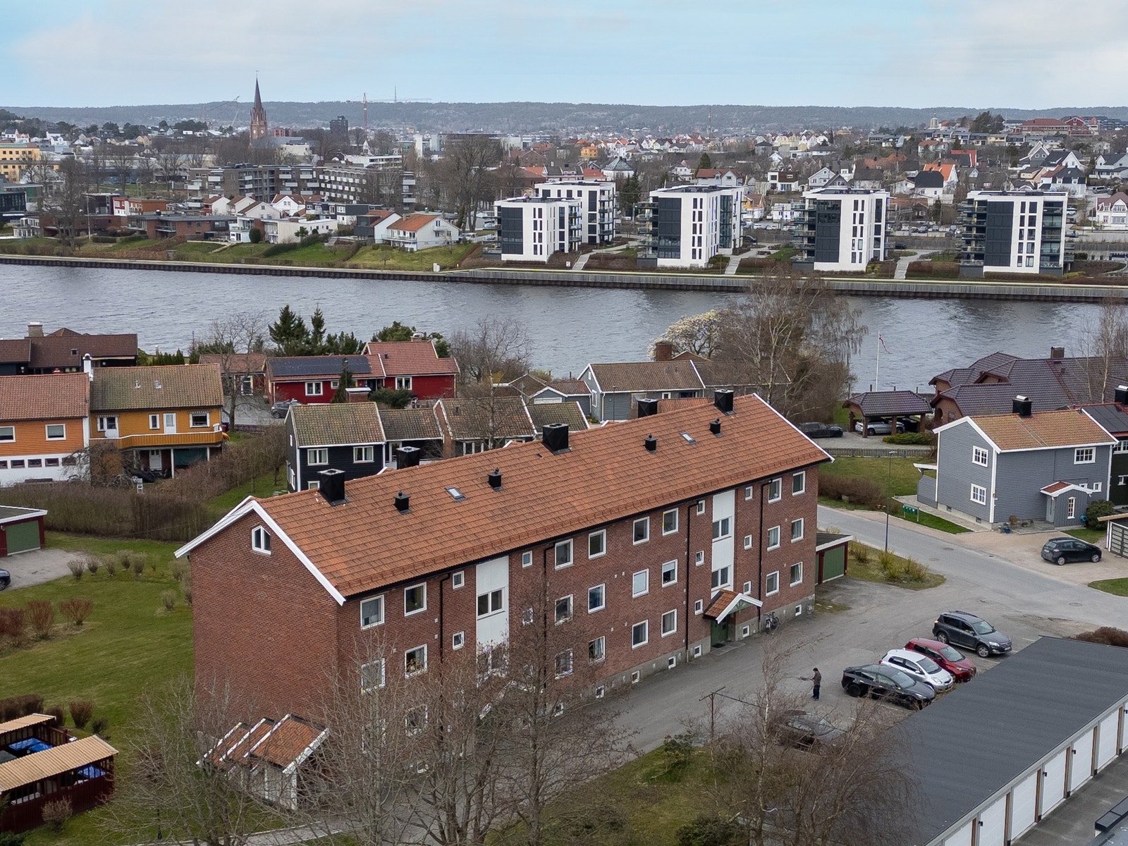 Leiligheten ligger med enkel adkomst fra parkeringen like utenfor. Galleribilde