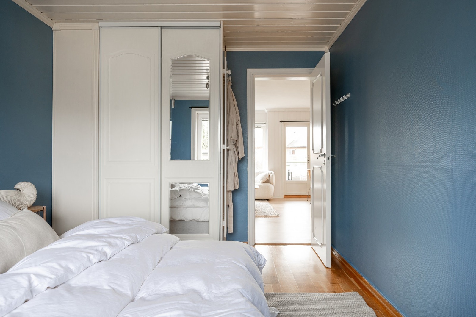 Det er plass til skaper i begge soverommene. Galleribilde