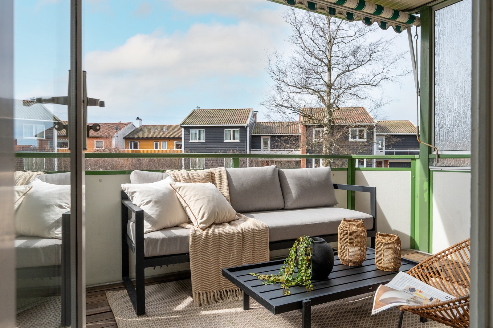 Balkongen er overbygd og lun mot grønne friområder. Galleribilde
