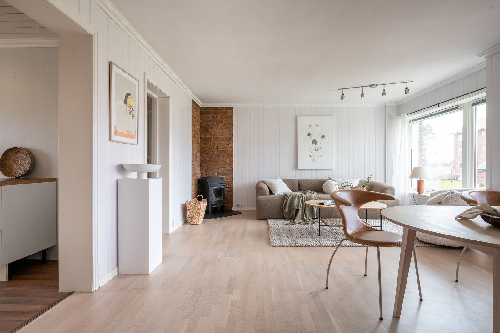 Leiligheten ligger i 1. etasje med utsikt mot vest. Galleribilde