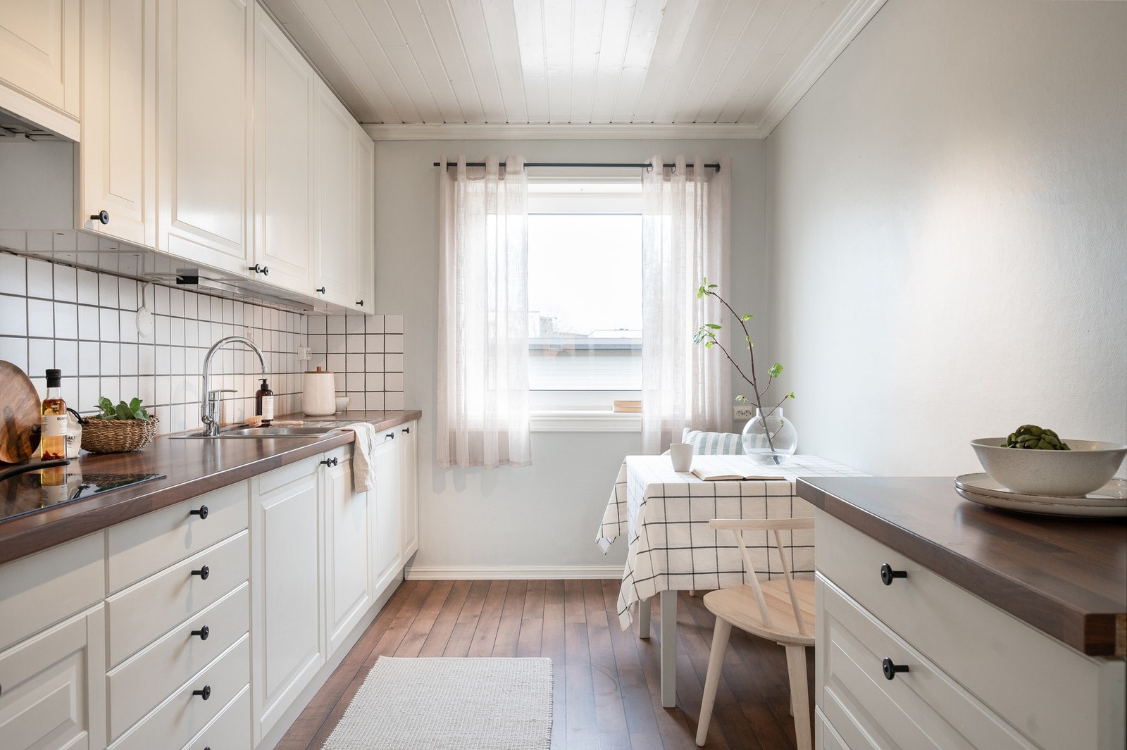 Pent og lyst kjøkken mot øst. Galleribilde