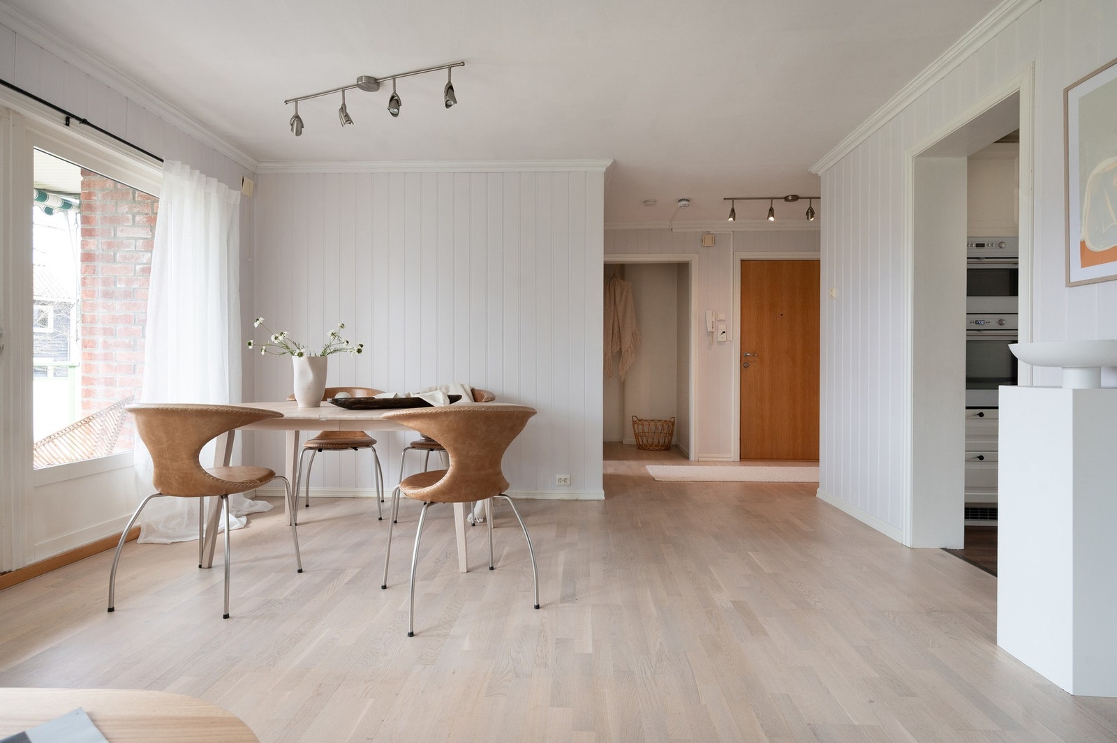 Stuen er lys med plass til både spise- og sofagruppe. Galleribilde