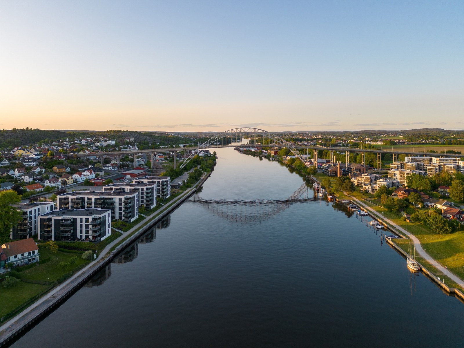 Det går gratis byferge fra Østsiden over til Cicignon og videre mot sentrum. Galleribilde