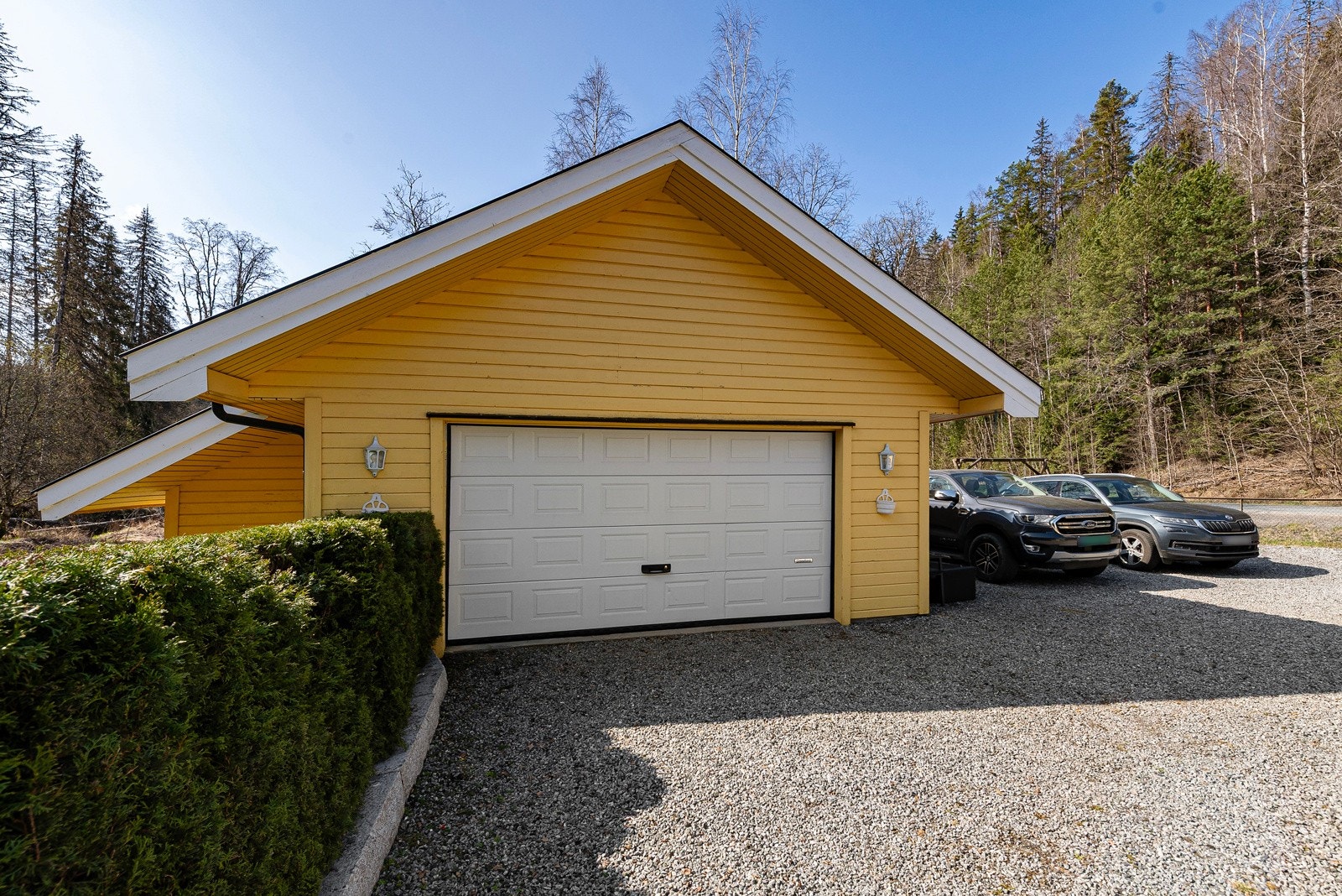 Stor garasje med bod på 56 m². Elektrisk port. Galleribilde