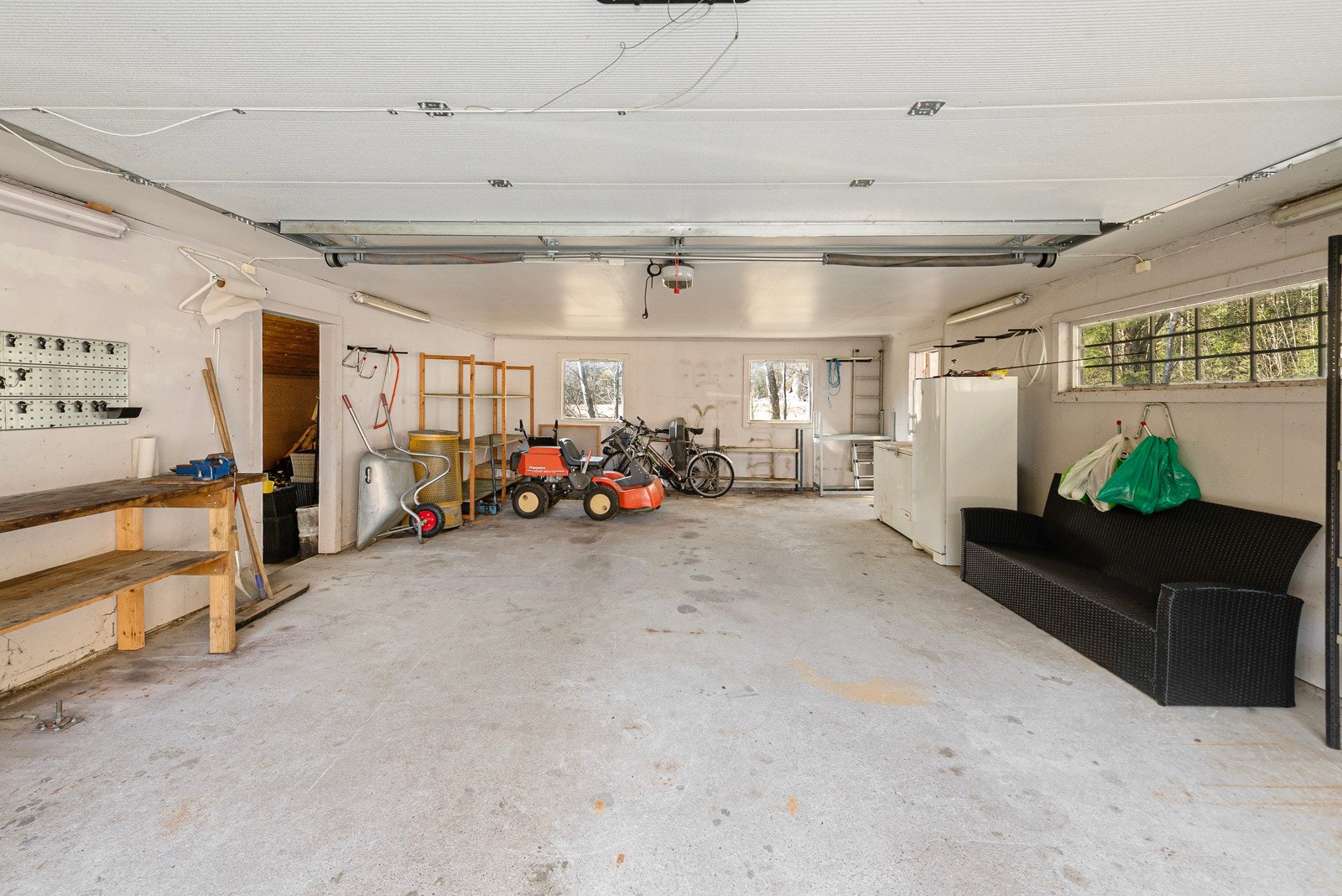 Her har du god plass til biler og lagring. Støpt gulv. Galleribilde