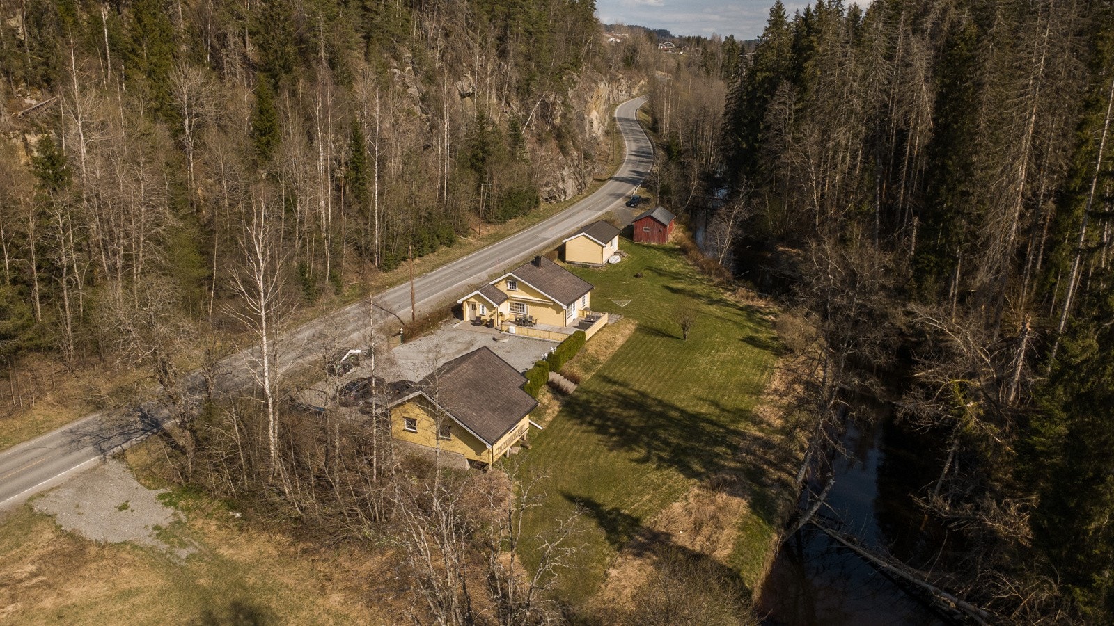 Eiendommen ligger grensende til Hobølveien rett på utsiden av Tomter Sentrum. Galleribilde