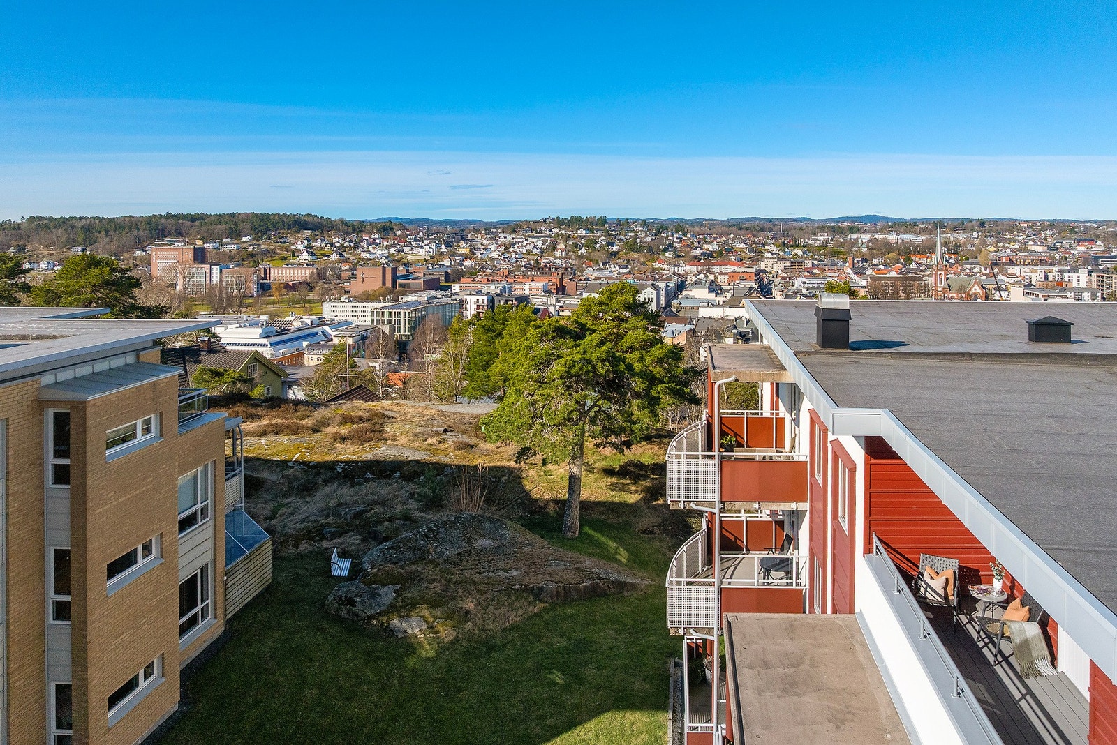 En lys selveierleilighet i 3.etasje med sydvendt balkong og gode solforhold Galleribilde