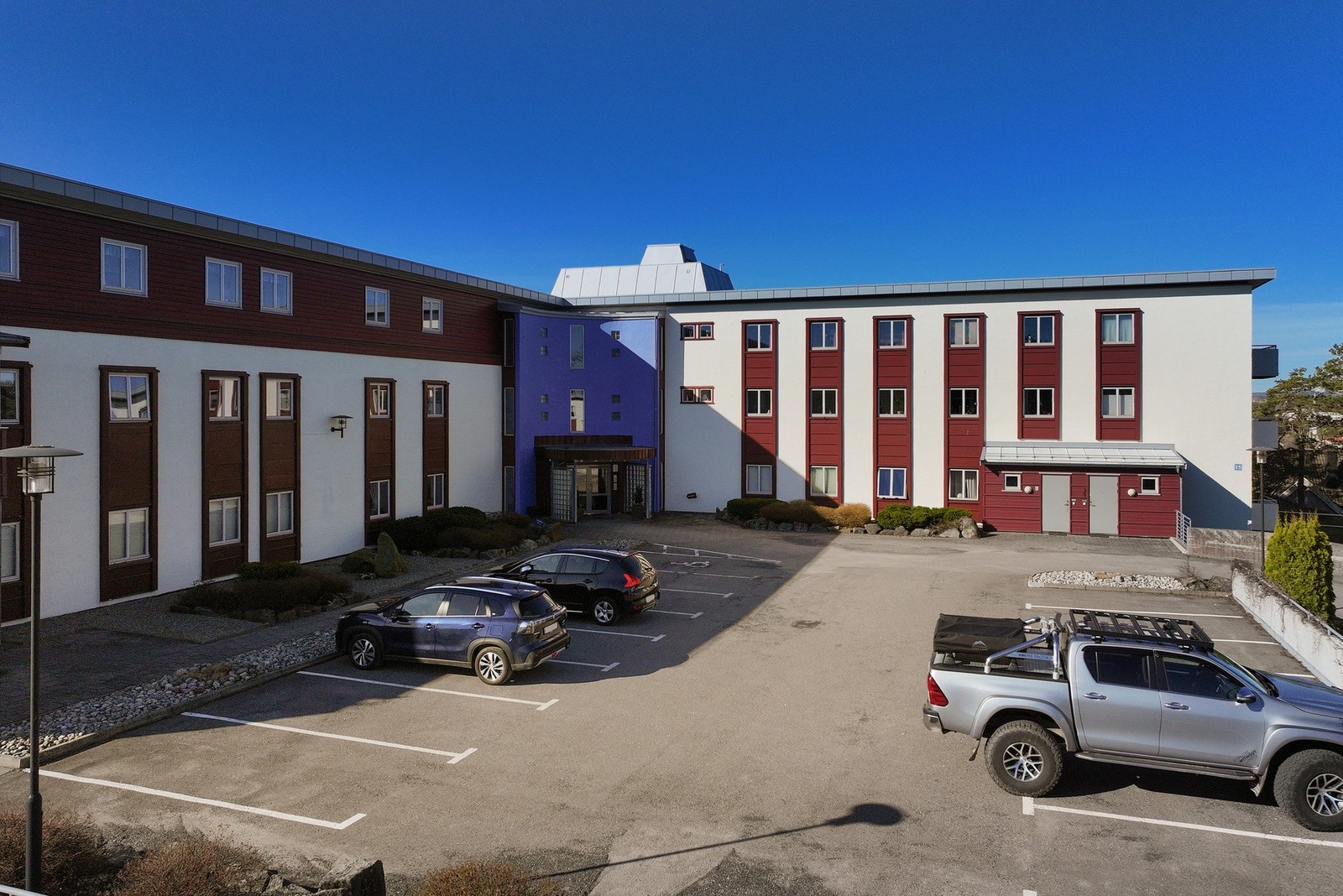 Rikelig med gjesteplasser ved inngangsparti Galleribilde