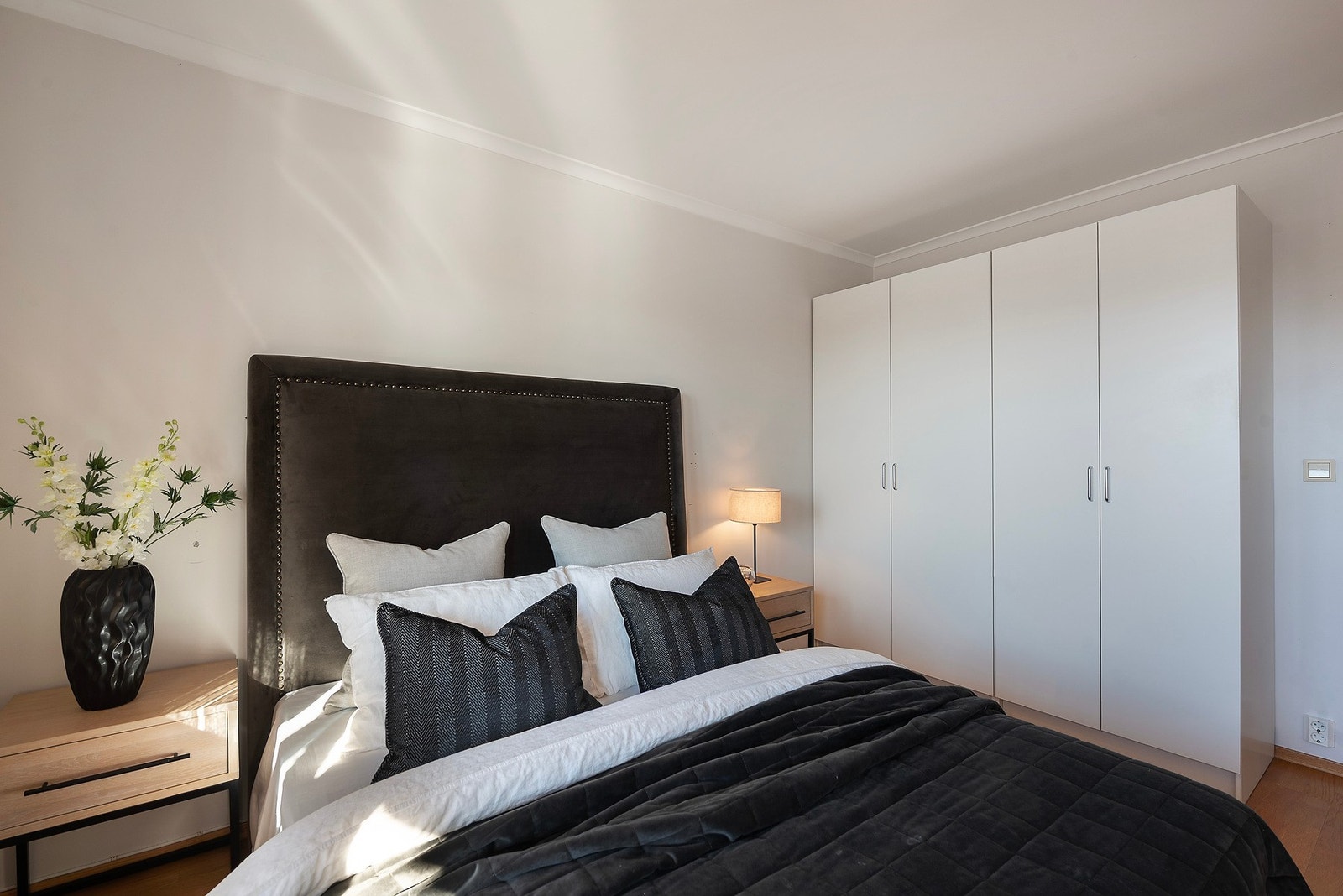 Innredet med praktisk garderobe Galleribilde