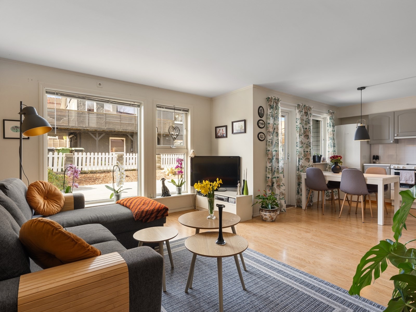 Stue og kjøkken i åpen løsning med spiseplass. Lysmalte flater og downlights. Mulighet for ildsted. Utgang til kjekk og stor terrasse mot sørvest med meget gode solforhold. Galleribilde