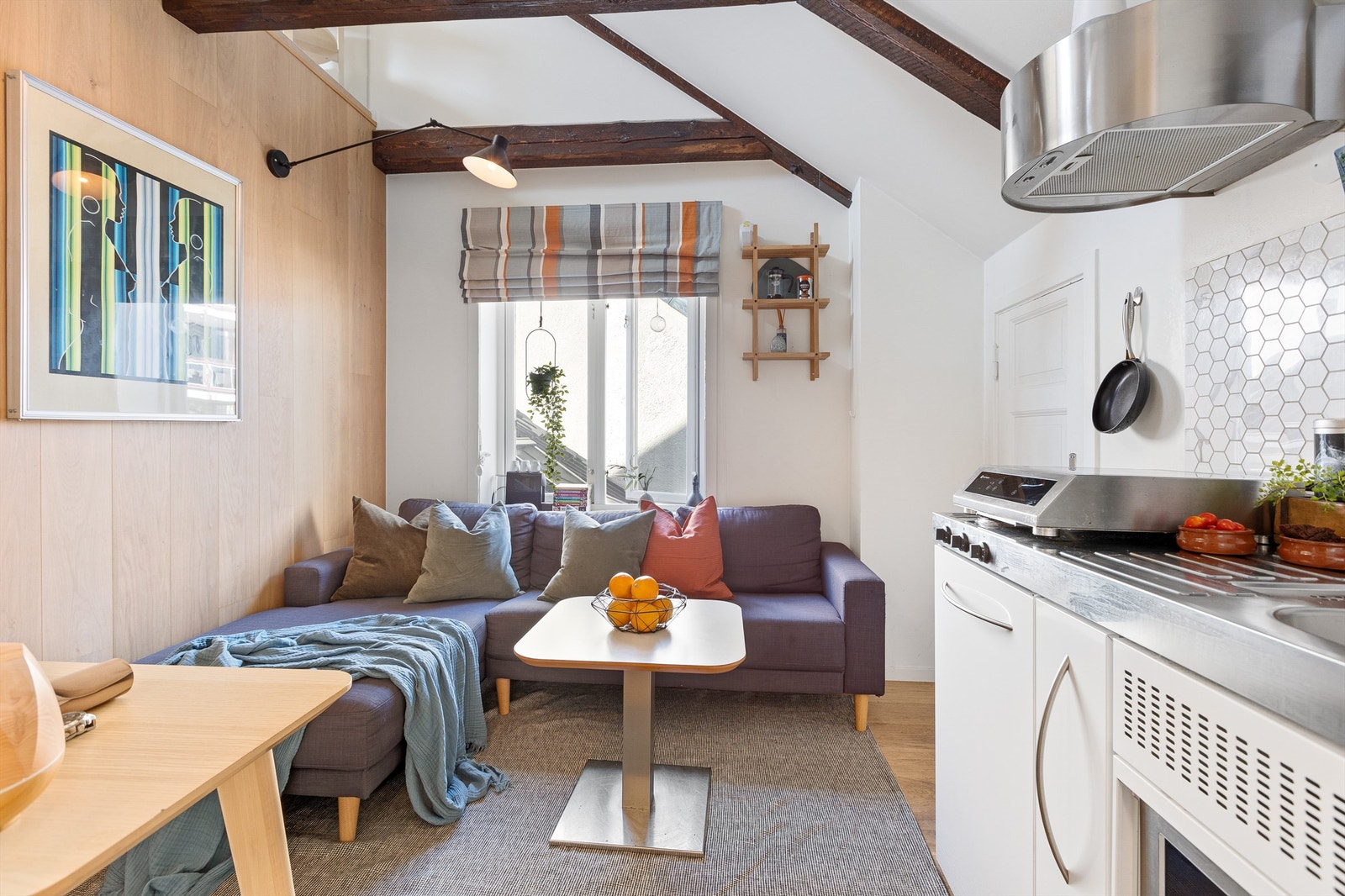 Stuen har plass til en mindre sofa og her finner vi også en enkel, åpen kjøkkenløsning. Galleribilde