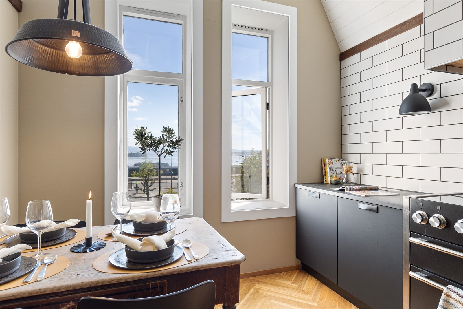 Fra kjøkkenvinduet har man utsikt mot Mjøsa. Galleribilde