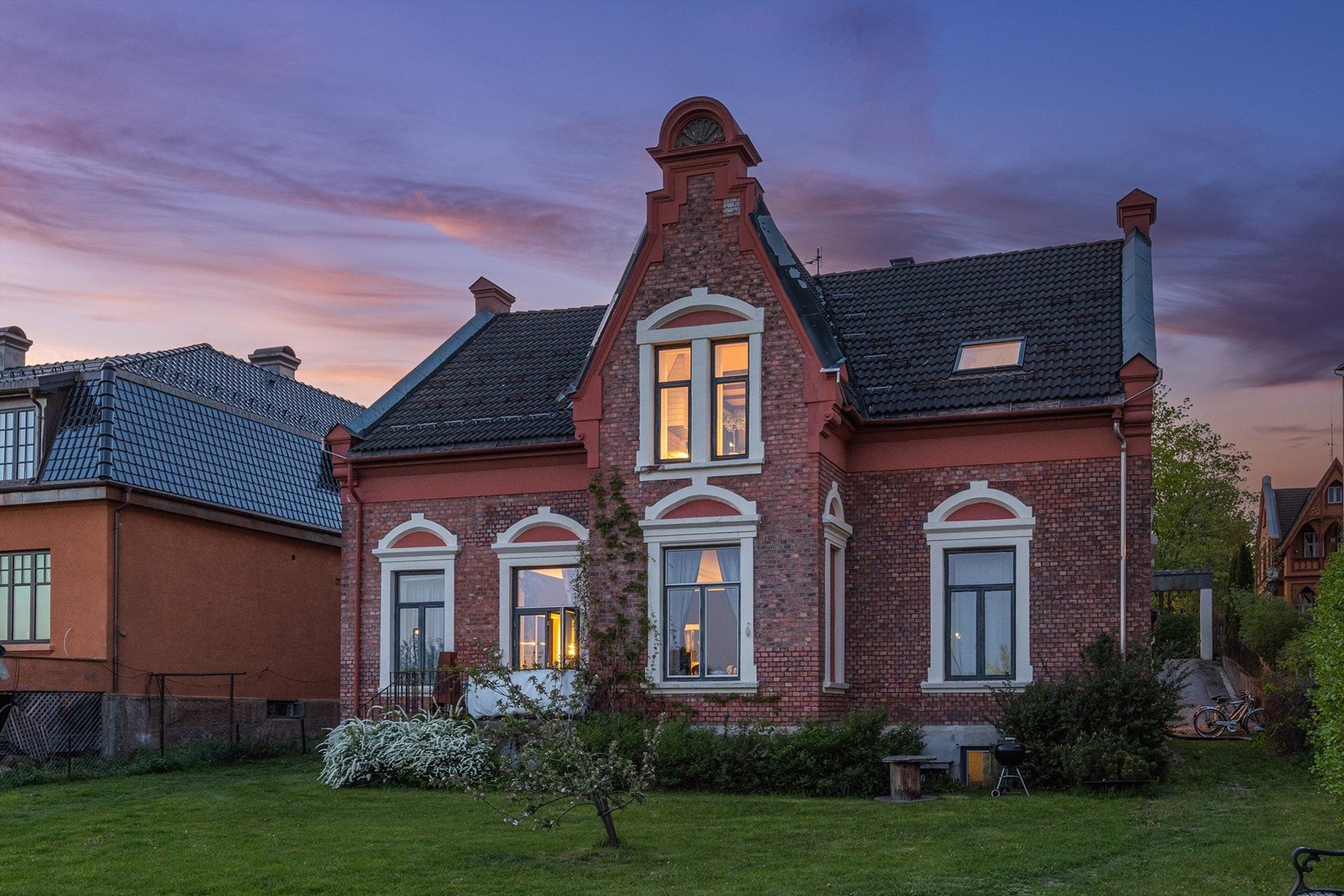 Flott, romslig og svært tiltalende selveierleilighet i gamle Odd Fellow-losjen i Hamar sentrum. Galleribilde