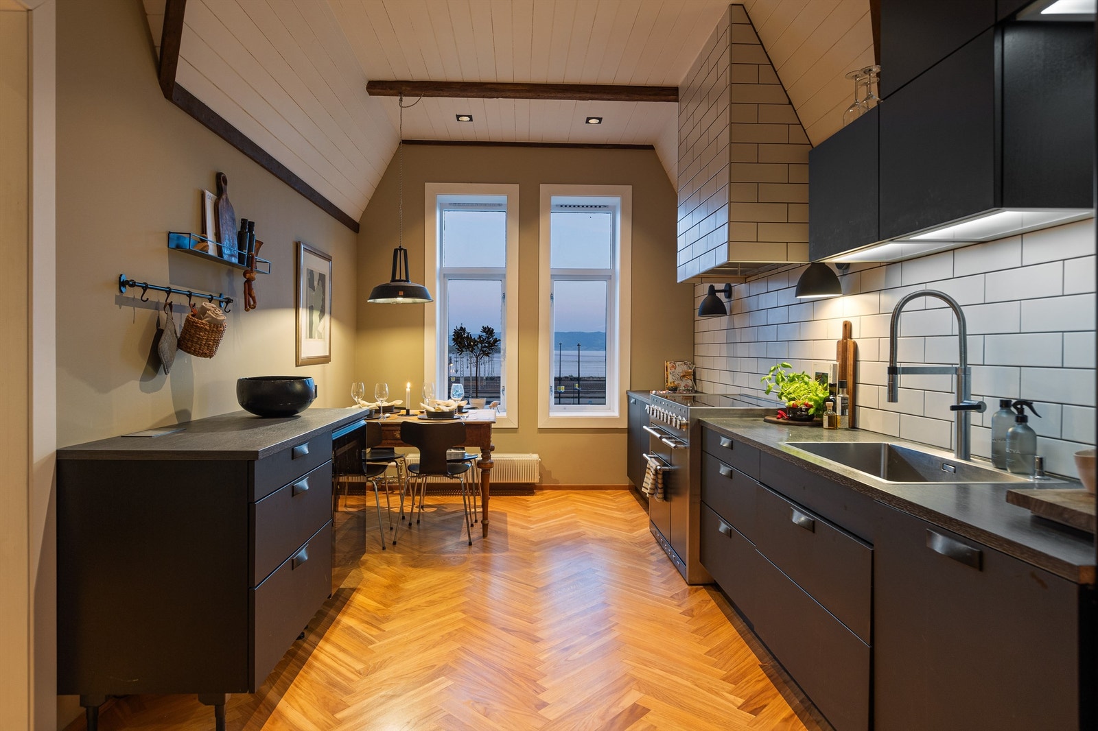 Av hvitevarer har kjøkkenet frittstående komfyr, kjøleskap med fryser og vinskap, samt integrert oppvaskmaskin og vegghengt ventilator. Galleribilde