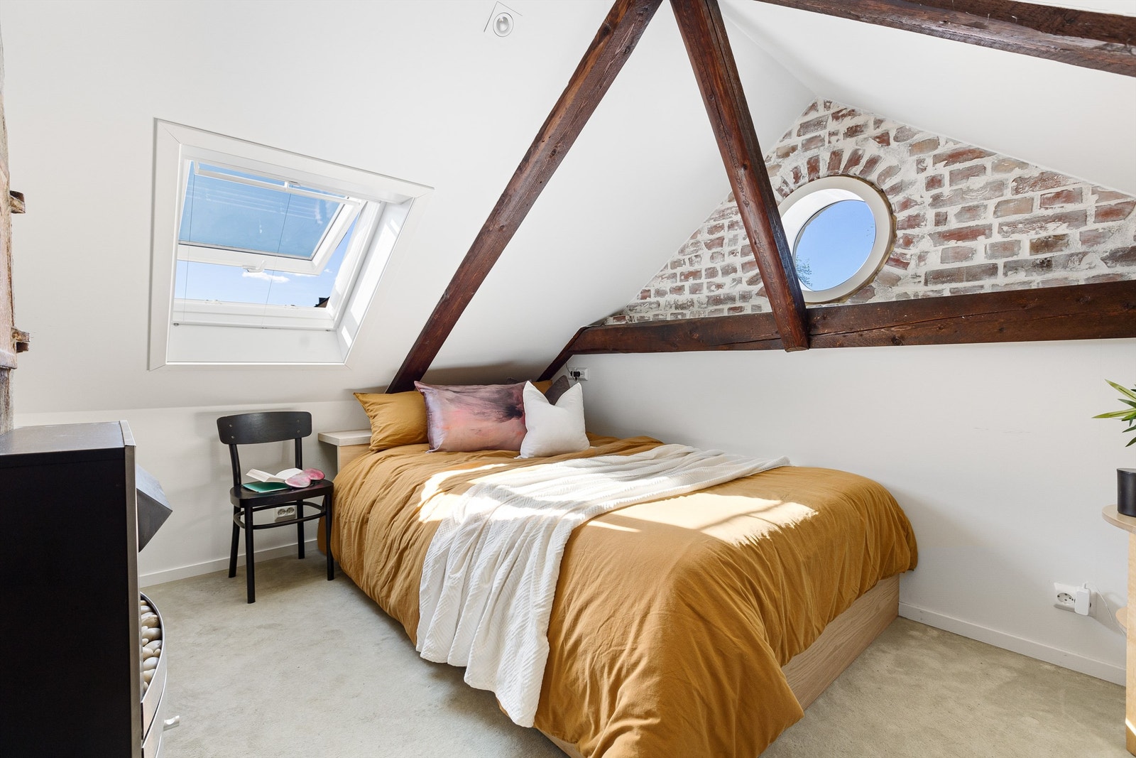 På loftsetasjen/hemsen finner vi utleiedelens sovealkove. Galleribilde