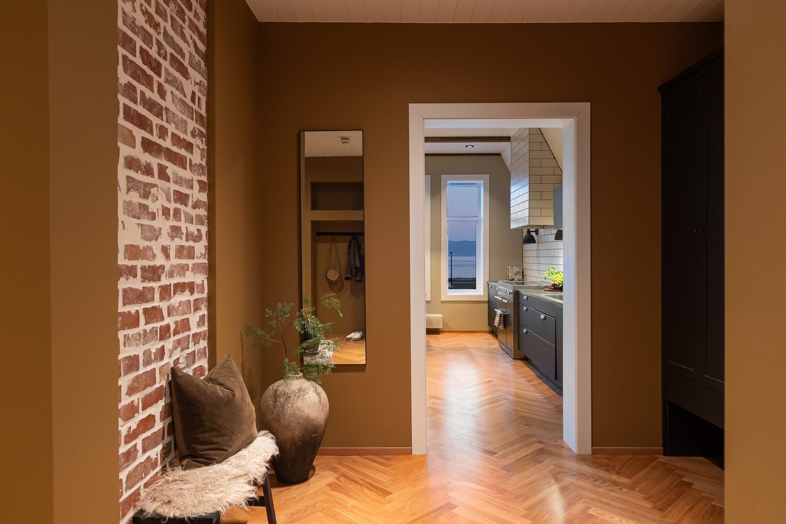 Entréen er romslig og har plass til innredning med garderobeløsning og annet møblement. Galleribilde