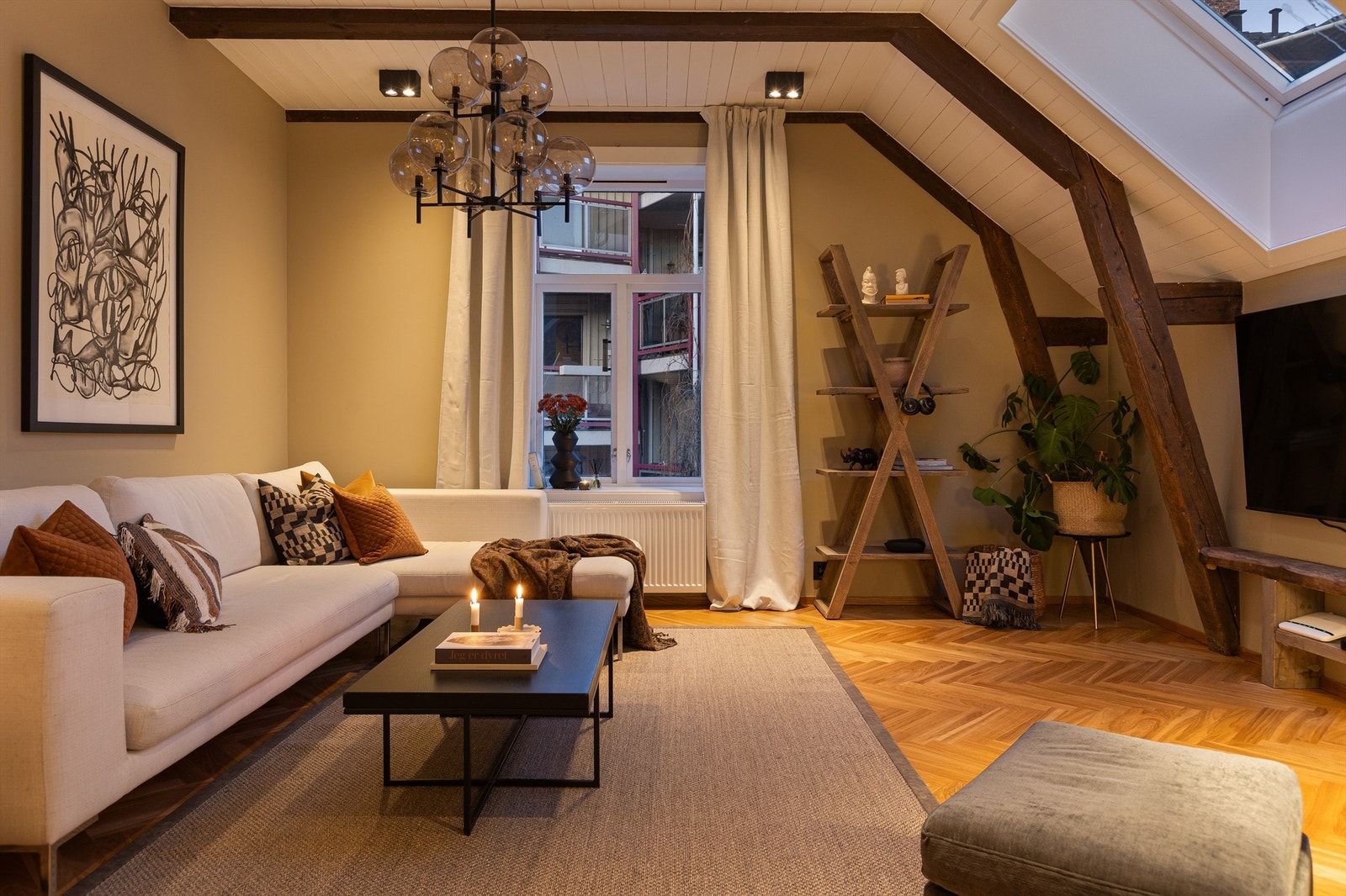 Velkommen til Østregate 73! Stuen er luftig, koselig og har godt med plass til sofagruppe og opplegg for tv. Galleribilde