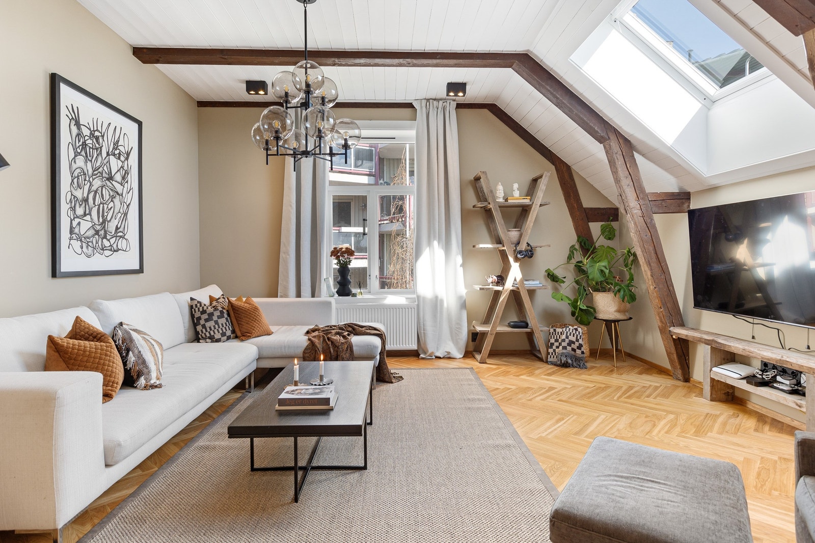 De bevarte bjelkene setter et vakkert preg på rommet og holder på den røde tråden fra arkitekturen utvendig som innvendig. Galleribilde