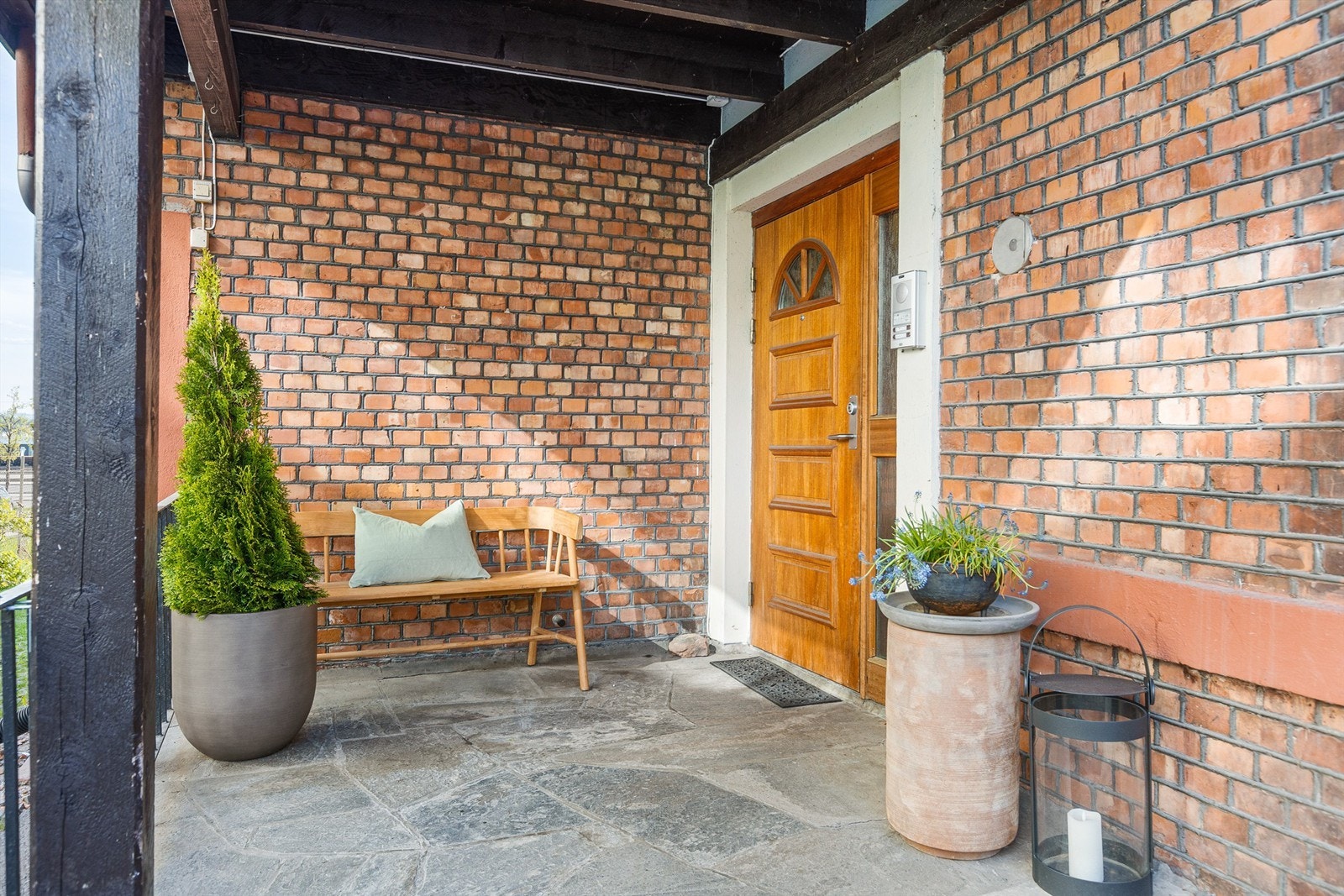 Koselig inngangsparti som ønsker deg velkommen. Galleribilde