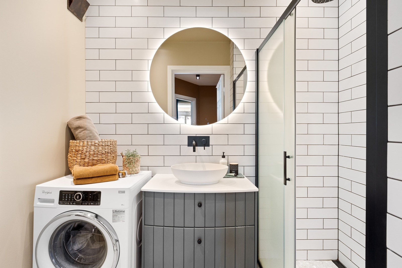 Baderommet er oppgradert i 2019 og har flislagt gulv med gulvvarme og flislagte vegger. Galleribilde