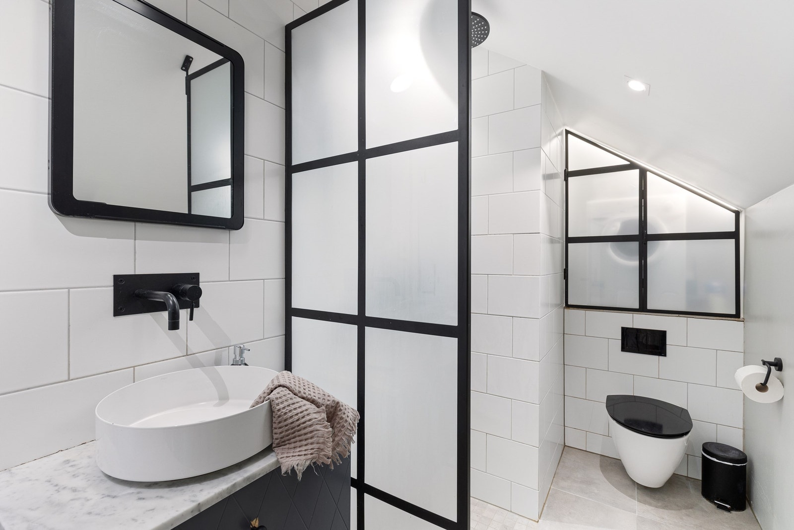 Baderommet er oppgradert i 2018 og har flislagt gulv med gulvvarme og flislagte og malte veggflater. Galleribilde