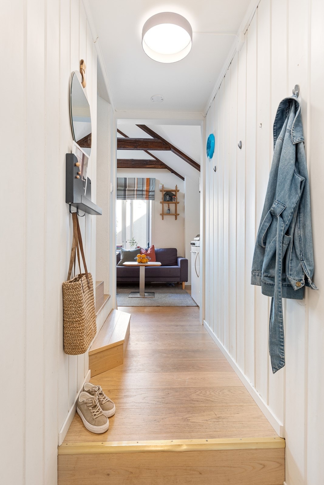 Entréen i utleiedelen er lys og tar deg med videre inn i leiligheten. Galleribilde