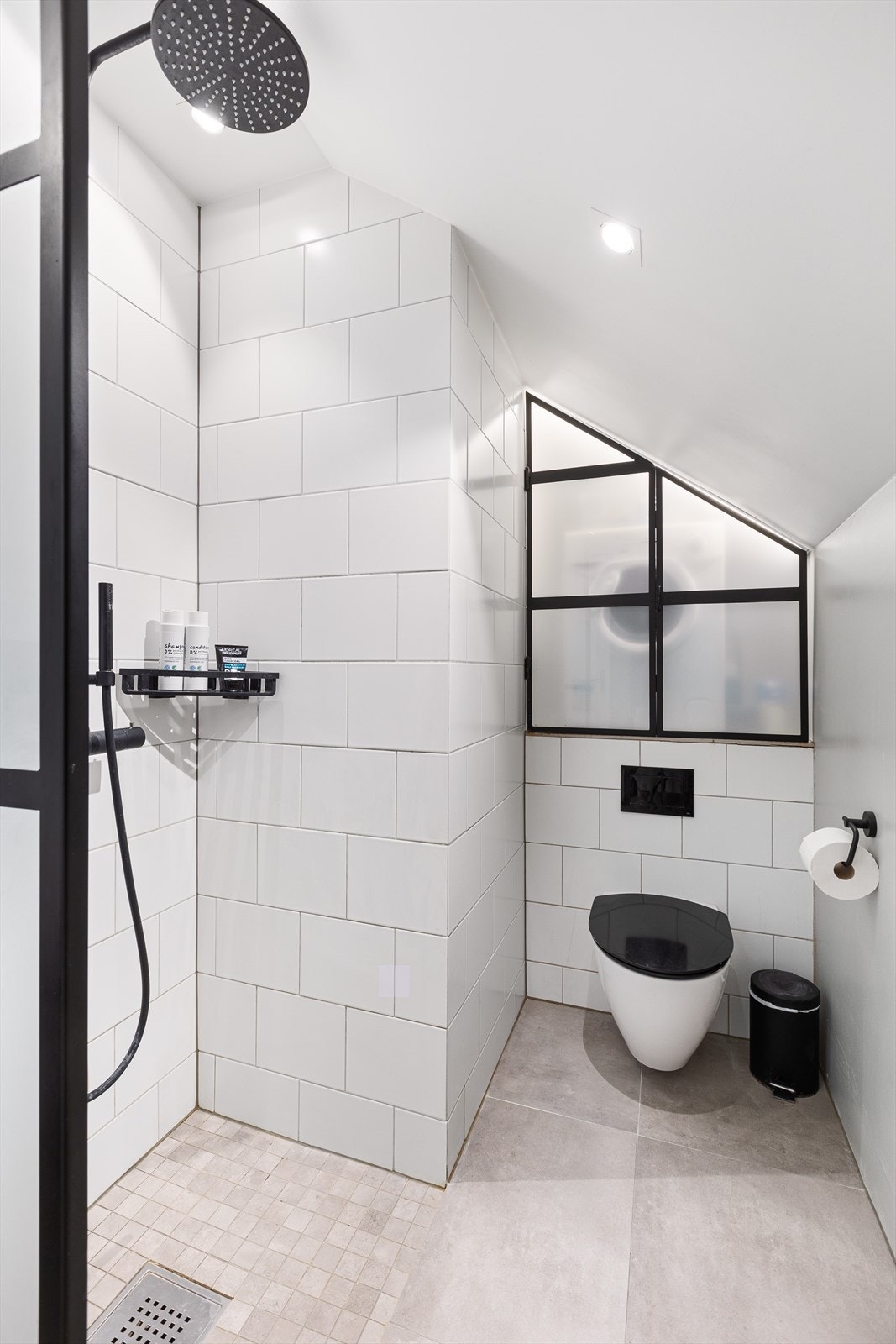 Innenfor baderommet finner vi et lite rom med opplegg for vaskemaskin, dette er avdelt med samme type vegg som i dusjnisjen slik at vaskemaskinen kan være skjult når man ønsker det. Galleribilde