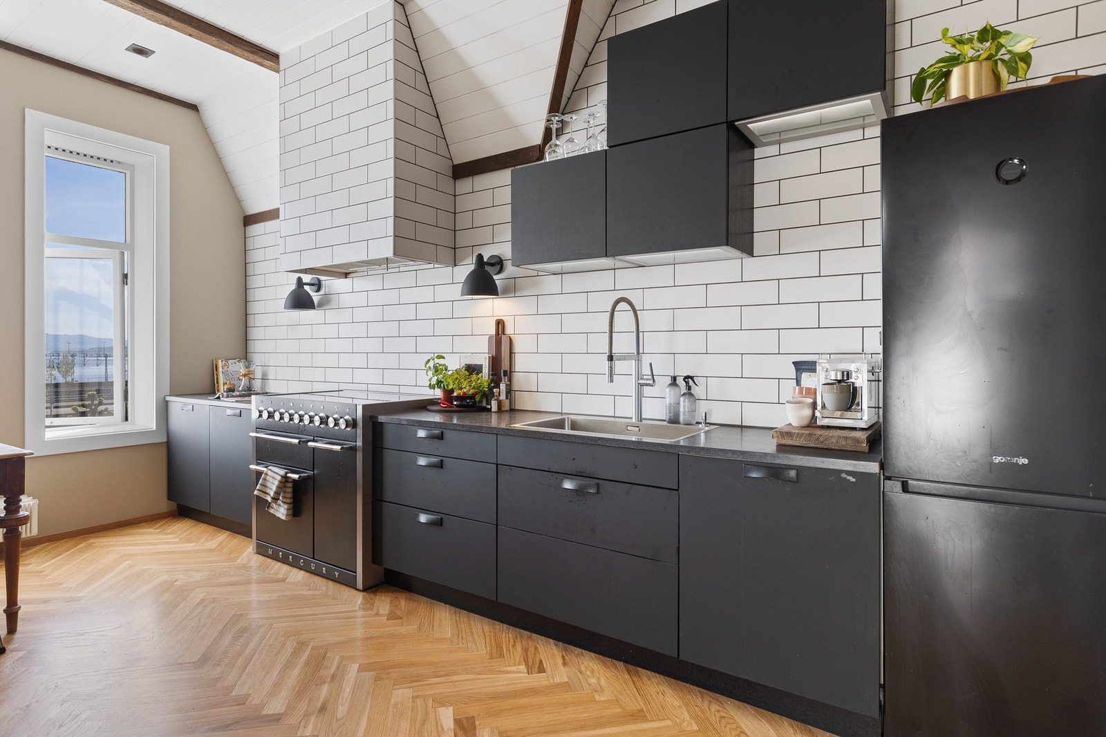 Komfyren er av typen Falcon Mercury, som er en meget avansert og eksklusiv komfyr med en rekke praktiske funksjoner. Galleribilde