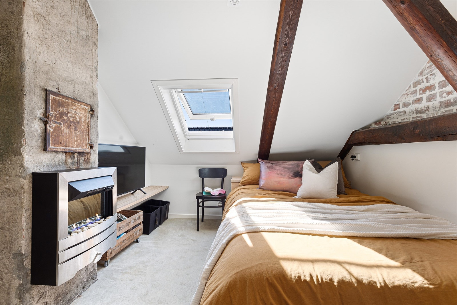 Her er også stilen med bjelkene og teglstein bevart, samt den synlige murpipen. Galleribilde