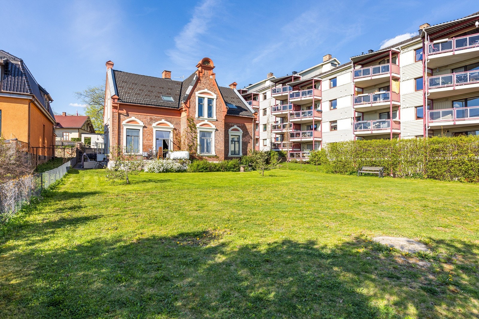 Tomten er fellesareal og er pent opparbeidet med asfalt, diverse beplantninger, plenareal, og sittegrupper. Galleribilde