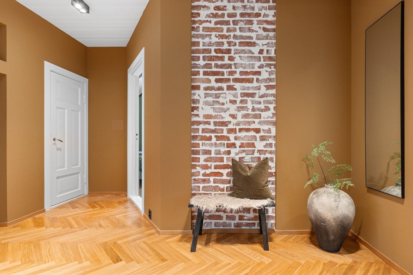 Fra gangen er det adkomst til toalettrom, bad, kjøkken og soverom. Galleribilde